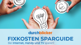 Drei Hände halten symbolische Zeichnungen auf blauem Hintergrund: zwei Hände an den Seiten halten jeweils eine Münze mit Eurozeichen, während die mittlere Hand eine Glühbirne hält. Darunter steht der Text "durchblicker FIXKOSTEN SPARGUIDE Bei Internet, Handy und TV sparen!"