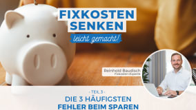 Eine Person legt eine Münze in ein weißes Sparschwein, das auf einem Tisch steht. Der Hintergrund ist verschwommen, möglicherweise ein Raum mit warmer Beleuchtung. Über dem Bild befindet sich der Text „Fixkosten senken leicht gemacht!“. Darunter ist der Text „Die 3 häufigsten Fehler beim Sparen“. Rechts unten im Bild ist ein Foto eines Mannes in einem weißen Hemd, der an einem Laptop arbeitet, wobei das Gesicht unscharf gemacht wurde. Der Name „Reinhold Baudisch“ ist als Fixkosten-Experte angegeben.