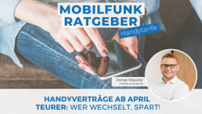Eine Person in Jeans und einer hellblauen Jeansjacke hält ein Smartphone in beiden Händen, während sie auf einem Sofa sitzt. Auf dem Bild ist die Überschrift "MOBILFUNK RATGEBER" und "Handytarife" zu sehen. Unten steht der Text "HANDYVERTRÄGE AB APRIL TEURER: WER WECHSELT, SPART!" Rechts unten im Bild befindet sich ein Porträt von Jonas Maurer, mit der Beschriftung "Mobilfunk-Experte", wobei das Gesicht unscharf ist.