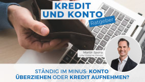 Das Bild zeigt eine Nahaufnahme von Händen, die eine leere Geldbörse über der Tastatur eines Laptops halten. Im Vordergrund steht der Text "KREDIT UND KONTO Ratgeber" in blauer Schrift. Unten im Bild ist ein kleinerer Text mit der Frage "STÄNDIG IM MINUS: KONTO ÜBERZIEHEN ODER KREDIT AUFNEHMEN?" Daneben ist ein Bild eines Mannes mit verschwommenem Gesicht und der Angabe "Martin Spona, Leiter Consumer Finance".