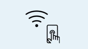 Symbolbild: Eine stilisierte Hand berührt ein Smartphone, das rechts abgebildet ist. Über dem Smartphone sind drei geschwungene Linien dargestellt, die ein Funksignal oder eine Verbindung symbolisieren. Hintergrund ist hellblau.