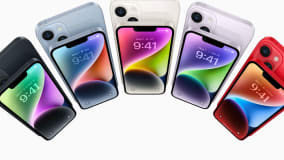 Fünf iPhones in verschiedenen Farben (schwarz, weiß, lila, blau und rot) sind frontal dargestellt, leicht zum Betrachter geneigt. Auf den Bildschirmen ist jeweils die Uhrzeit 9:41 eingestellt und ein farbenfrohes, abstraktes Hintergrundbild zu sehen.