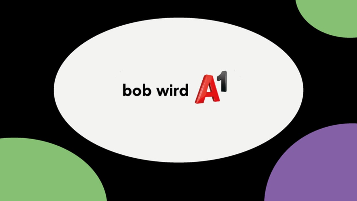 ALT-Tag: Ein ovales weißes Feld mit der Textaufschrift „bob wird A1“. Der Buchstabe „A“ ist in roter Farbe und die „1“ ist in schwarzer Farbe gestaltet. Der Hintergrund ist schwarz, und es befinden sich farbige Bereiche in Grün und Lila an den Rändern.
