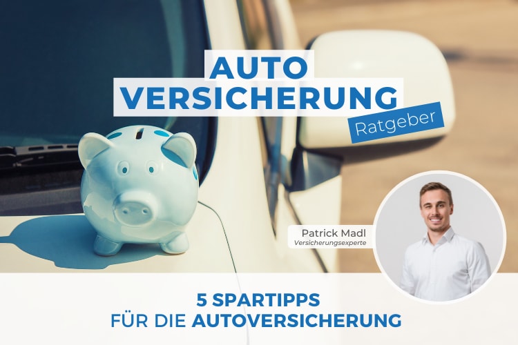 Bild eines weißen Autos, auf dessen Motorhaube ein hellblaues Sparschwein steht. Im Hintergrund verschwommen das Seitenspiegel eines Autos. Darüber liegt ein transparenter Banner mit dem Text "AUTO VERSICHERUNG Ratgeber". Darunter ein rundes Foto einer Person mit verschwommenem Gesicht, das mit "Patrick Madl - Versicherungsexperte" beschriftet ist. Am unteren Rand des Bildes steht der Text "5 Spartipps für die Autoversicherung".