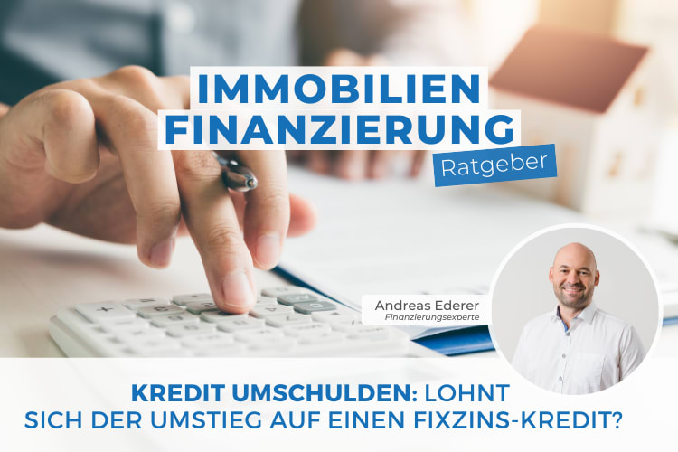 Eine Hand, die auf einem Taschenrechner tippt, im Hintergrund ein Modell eines Hauses. Im Vordergrund ist ein Text mit der Überschrift "Immobilien Finanzierung Ratgeber" und darunter eine Frage zu Kreditumschuldung. Rechts im Bild ein kleiner, runder Ausschnitt mit der verschwommenen Darstellung eines Mannes in Hemd, daneben sein Name Andreas Ederer und die Bezeichnung "Finanzierungsexperte".