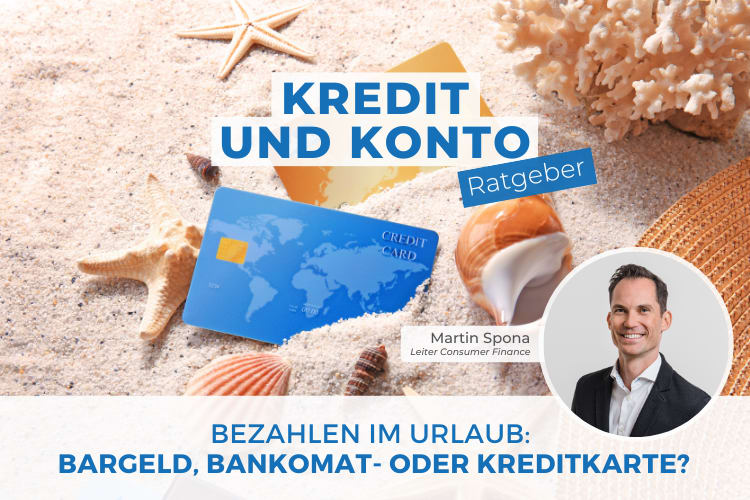 Das Bild zeigt einen sandigen Strandhintergrund mit Muscheln und einem Seestern. Im Vordergrund liegen zwei Kreditkarten. Darüber befindet sich der Text "Kredit und Konto Ratgeber". Unten steht "Bezahlen im Urlaub: Bargeld, Bankomat- oder Kreditkarte?". Rechts ist ein professionelles Porträt eines Mannes im Anzug, allerdings ist das Gesicht unscharf. Darunter steht der Name Martin Spona und seine Position "Leiter Consumer Finance".