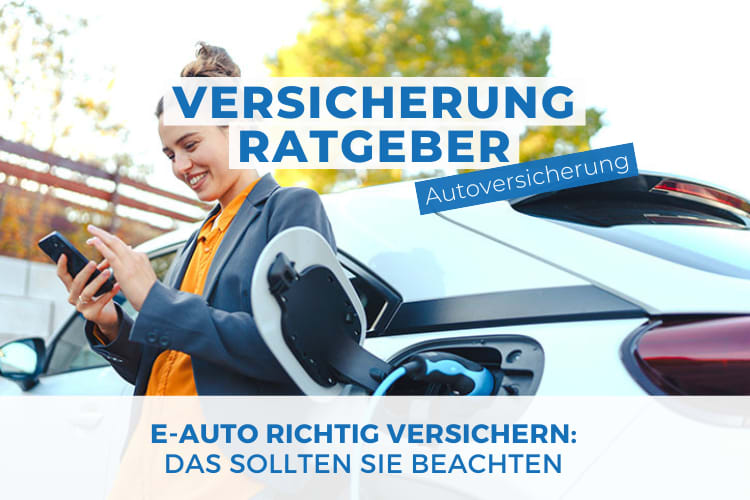 Ein Mensch in Business-Kleidung steht neben einem weißen Elektroauto, das an einer Ladestation geladen wird. Im Hintergrund sind verschwommene Herbstbäume zu sehen. Darüber sind die Titel "Versicherung Ratgeber" und "Autoversicherung" in blauer Schrift eingefügt. Am unteren Rand steht der Text: "E-Auto richtig versichern: Das sollten Sie beachten."
