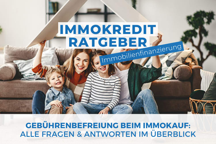 Eine vierköpfige Familie sitzt auf einem Teppich im Wohnzimmer vor einem Sofa. Die Erwachsenen halten gemeinsam ein großes Modell eines Hausdaches über ihren Köpfen. Auf dem Bild sind mehrere Schriftzüge zu sehen: "IMMOKREDIT RATGEBER" in Weiß auf blauem Hintergrund, "Immobilienfinanzierung" diagonal in Weiß, und unten "GEBÜHRENBEREFREIUNG BEIM IMMOKAUF: ALLE FRAGEN & ANTWORTEN IM ÜBERBLICK" ebenfalls in Weiß auf blauem Hintergrund. Im Hintergrund ist ein Bücherregal und eine große grüne Pflanze zu sehen.