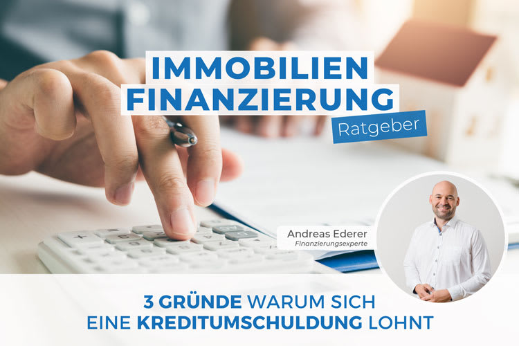 Ein Mann in einem weißen Hemd steht in einem Kreis auf der rechten Seite des Bildes, während sein Gesicht unscharf ist. Links daneben tippt eine Hand auf einem Taschenrechner. Im Hintergrund sind Dokumente und ein kleines Modell-Haus sichtbar. Oben in der Mitte steht "Immobilien Finanzierung Ratgeber" und unten "3 Gründe warum sich eine Kreditschuldung lohnt". Der Name "Andreas Ederer" und der Titel "Finanzierungsexperte" sind unter dem Bild des Mannes eingefügt.