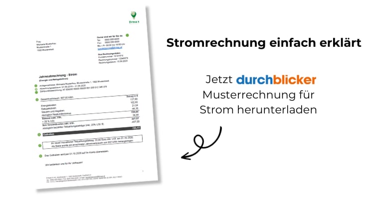 Das Bild zeigt auf der linken Seite eine Stromrechnung, die leicht geneigt ist. Auf der rechten Seite steht der Text "Stromrechnung einfach erklärt", gefolgt von "Jetzt durchblicker Musterrechnung für Strom herunterladen", wobei "durchblicker" in blauer und orangefarbener Schrift hervorgehoben ist. Darunter ist ein schwarzer, geschwungener Pfeil, der nach links zur Rechnung zeigt.