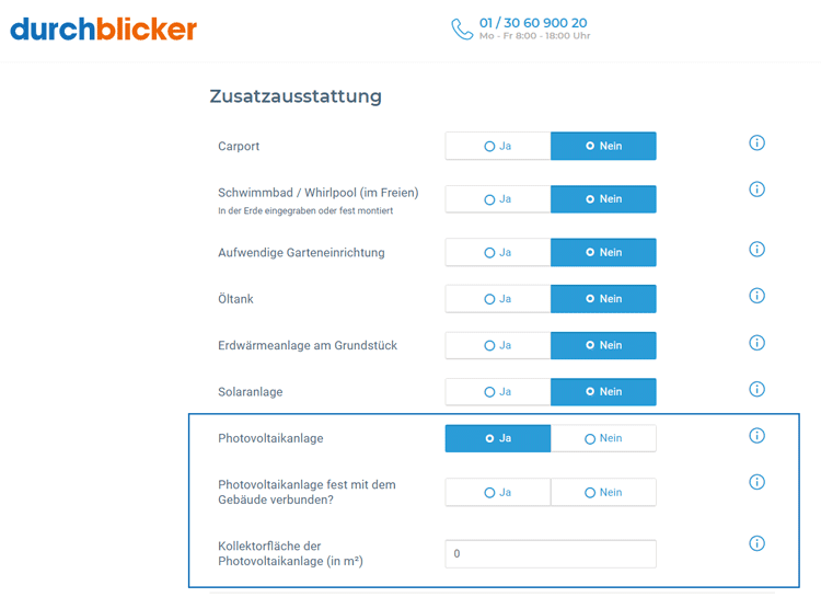 Ein Screenshot einer Webseite von "durchblicker", die das Thema "Zusatzausstattung" behandelt. Es gibt eine Liste von Ausstattungsmerkmalen wie Carport, Schwimmbad, Garteneinrichtung, Öltank, Erdwärmeanlage, Solaranlage und Photovoltaikanlage, bei denen jeweils die Optionen "Ja" oder "Nein" auswählbar sind. Aktuell ist bei der Photovoltaikanlage "Ja" ausgewählt. Darunter sind zusätzliche Fragen zur Photovoltaikanlage, wie ob diese fest mit dem Gebäude verbunden ist und welche Kollektorfläche in Quadratmetern vorhanden ist. Oben rechts sind Kontaktdaten und Servicezeiten zu sehen.