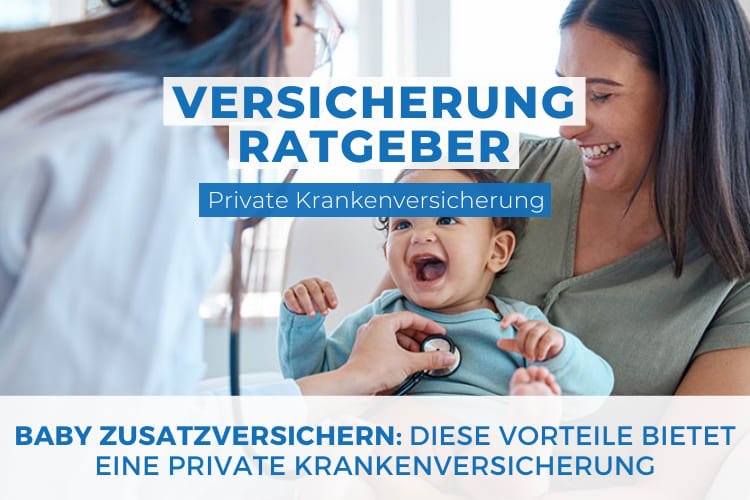 Ein Arzt oder eine Ärztin, die ein Baby untersucht, während die Mutter das Baby auf dem Schoß hält. Im Hintergrund sind helle Fenster, und im Vordergrund ist Text mit Informationen zur privaten Krankenversicherung für Babys.