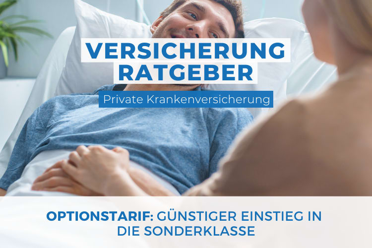 Ein Patient liegt in einem Krankenhausbett mit weißer Bettwäsche, trägt ein blaues T-Shirt und hält die Hand einer anderen Person, die auf der rechten Bildseite zu sehen ist. Im Hintergrund steht eine Pflanze. Auf dem Bild sind die Wörter "Versicherung Ratgeber - Private Krankenversicherung" sowie "Optionstarif: Günstiger Einstieg in die Sonderklasse" in großen Buchstaben zu sehen.