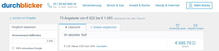 Screenshot einer Website der Firma "durchblicker", die Informationen über Stromtarife anzeigt. Oben links befindet sich das Logo von durchblicker, rechts daneben Kontaktinformationen und Navigationslinks für verschiedene Dienstleistungen wie Versicherung und Strom & Gas. In der Hauptansicht werden 73 Angebote mit Preisen von 622 € bis 1.093 € angezeigt. Details zum aktuellen Tarif zeigen einen Preis von 685,75 € jährlich. Es gibt Optionen, den Stromverbrauch anzupassen und nachhaltige Energie auszuwählen.