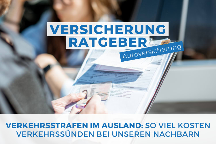 Ein Mann in einem blauen Hemd hält einen Schreibblock mit einem Dokument darauf und zeigt auf etwas mit dem Finger. Im Hintergrund ist eine Frau, leicht unscharf, zu sehen. Im Bild sind die Texte "VERSICHERUNG RATGEBER" und "VERKEHRSSTRAFEN IM AUSLAND: SO VIEL KOSTEN VERKEHRSSÜNDEN BEI UNSEREN NACHBARN" zu lesen. Ein Sticker mit dem Wort "Autoversicherung" overlayt das Bild.