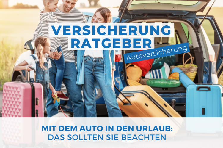 Eine Familie steht neben einem Auto mit offenem Kofferraum auf einer Wiese. Mehrere bunte Koffer und Reisetaschen sind im Auto verstaut und um die Familie herum platziert. Ein hellblaues Banner mit der Aufschrift "Versicherung Ratgeber" und "Autoversicherung" ist über dem Bild angebracht. Darunter befindet sich ein Textfeld mit der Überschrift "Mit dem Auto in den Urlaub: Das sollten Sie beachten".