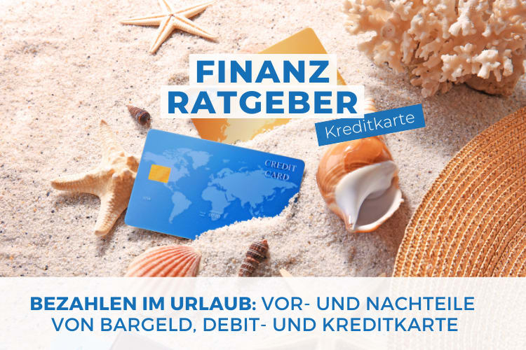 Ein Bild zeigt einen Sandstrand mit mehreren Seesternen und Muscheln. Auf dem Sand liegen zwei Kreditkarten, eine in Blau mit einer Weltkartenillustration und eine in Gelb. Oberhalb der Karten befindet sich ein Textfeld mit der Aufschrift "FINANZRATGEBER" in großen, blauen Buchstaben, daneben steht "Kreditkarte" in einem kleineren blauen rechteckigen Feld. Unten auf dem Bild steht der Text "BEZAHLEN IM URLAUB: Vor- und Nachteile von Bargeld, Debit- und Kreditkarte" in blauer Schrift auf einem weißen Hintergrund.