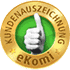 ALT-Tag: Ein rundes Abzeichen mit goldener Umrandung und grünem Hintergrund. Im Zentrum des Abzeichens befindet sich ein Daumen-hoch-Symbol in Weiß. Darum herum steht der Text „KUNDENAUSZEICHNUNG“ oben und „eKomi“ unten in goldener Schrift.