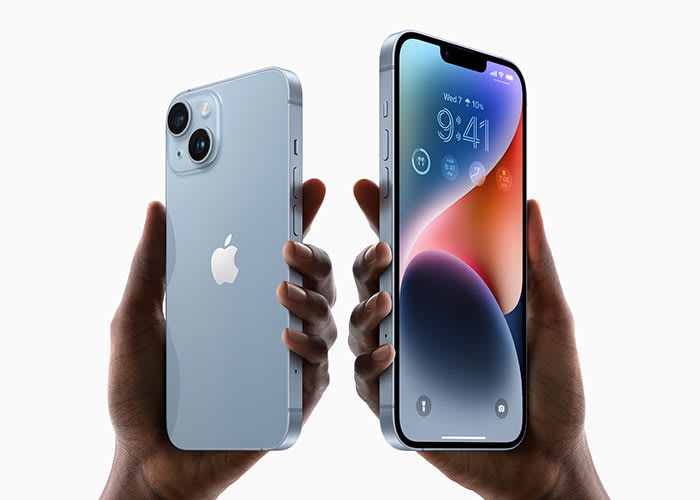 Zwei Hände halten ein Smartphone-Modell der Marke Apple, vermutlich ein iPhone. Die linke Hand zeigt die Rückseite des Geräts mit dem bekannten Apple-Logo und einem Dual-Kamera-Setup. Die rechte Hand präsentiert die Vorderseite, auf der der farbenfrohe Bildschirm mit einem Sperrbildschirm mit der Uhrzeit 9:41 erscheint. Das iPhone hat abgerundete Ecken und ein elegantes, modernes Design.