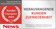ALT-Tag: Ein Bild zeigt eine Auszeichnung der ÖGVS (Gesellschaft für Verbraucherstudien GmbH) mit der Aufschrift "Kunden Champion 2024". Links befindet sich ein rotes Emblem mit weißem Lorbeerkranz und der Bezeichnung "News", rechts steht der Text "Herausragende Kundenzufriedenheit" sowie Informationen zu einer Befragung mit 1.866 Unternehmen in Deutschland, durchgeführt bis Juli 2024.