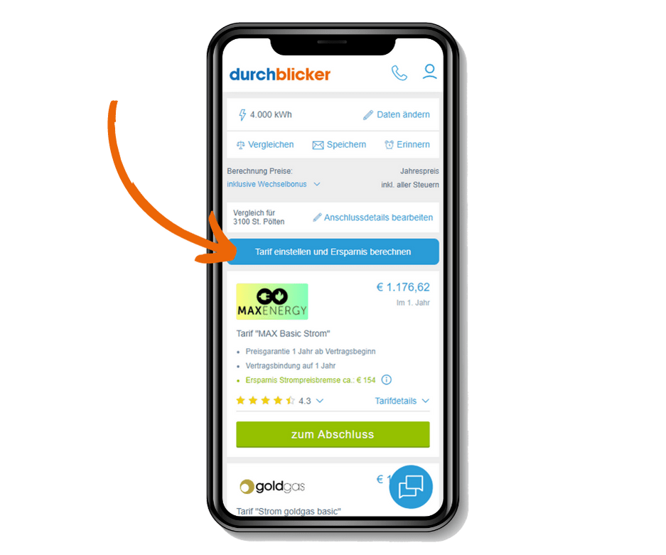 Ein Smartphone, das die Webseite von "durchblicker" zeigt. Die Seite vergleicht Stromtarife, mit dem Fokus auf den "MAX Basic Strom"-Tarif von MAXENERGY. Ein orangefarbener Pfeil zeigt auf die Schaltfläche "Tarif einstellen und Ersparnis berechnen". Oben auf dem Display stehen die Optionen zur Eingabe von Verbrauchsdaten, während weitere Tarifdetails, wie ein Preis von €1.176,62 für das erste Jahr, angezeigt werden.