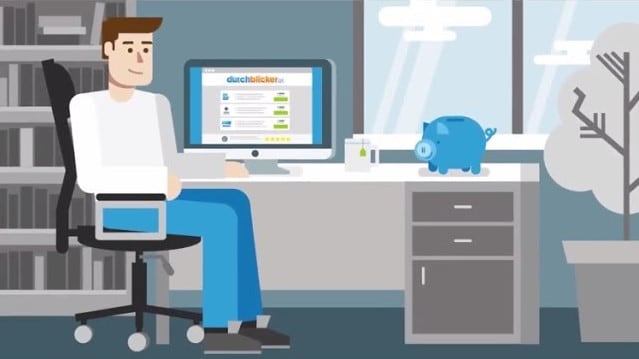 Illustration eines Mannes in einem Büro, der auf einem Bürostuhl vor einem Schreibtisch sitzt. Auf dem Tisch stehen ein Computerbildschirm (mit einer Webseite namens "durchblicker.at"), ein kleiner Stapel Papier und ein blaues Sparschwein. Im Hintergrund sind große Fenster zu sehen, durch die Tageslicht scheint, sowie ein kahler Baum in einem Topf. Links im Bild befindet sich ein Bücherregal.