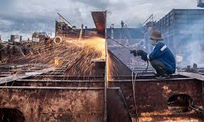 Operator sedang mengelas kapal