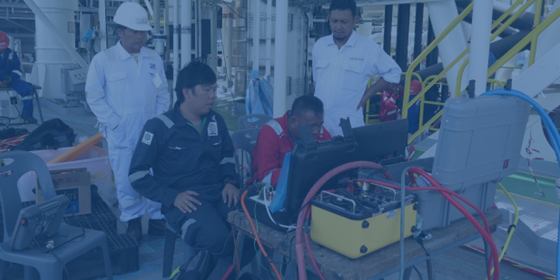 Teknisi memeriksa sistem propulsi