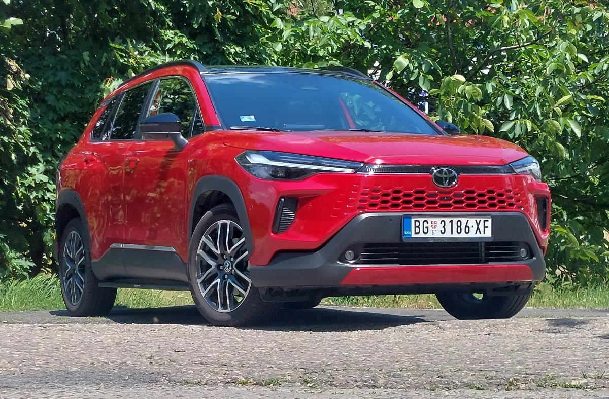Toyota Corolla Cross Hybrid 2.0 HEV: osvaja na duge staze
