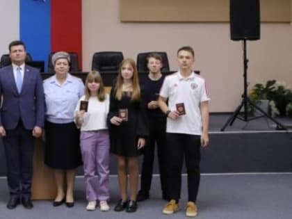 Перед Днём России 8 молодых калужан получили парпорта