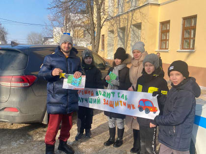 Сотрудники ГИБДД с юными помощниками поздравили калужских водителей с наступающим праздником