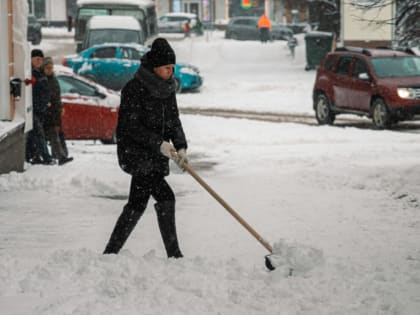 Более 100 дорожных рабочих в Калуге убирали улицы от снега