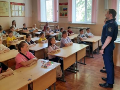 В Людиново следователи побеседовали со школьниками о безопасном поведении во время летних каникул