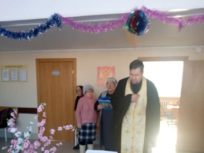 Рождественский визит священника в дом ветеранов