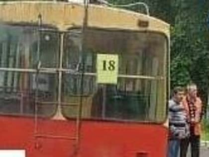 В Калуге при торможении троллейбуса упал человек