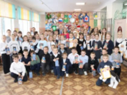 Детские елочные игрушки украсят главную елку микрорайона