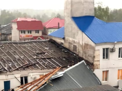 Сильный ветер сорвал крышу со здания местного МЧС