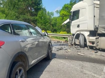 На трассе в Тарусском районе столкнулись кроссовер и грузовик