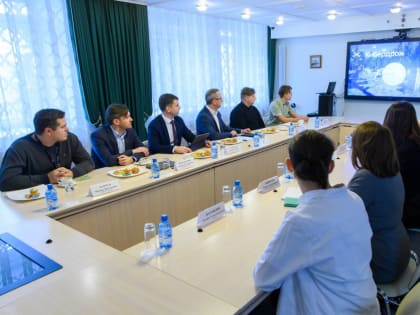 Владислав Шапша встретился с калужскими финалистами всероссийского конкурса «Кибердром-2022»