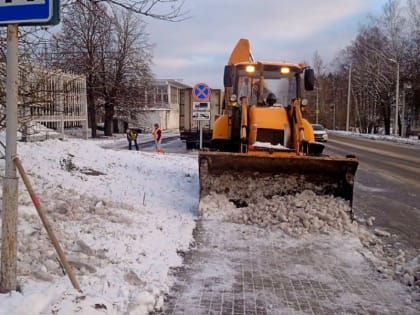Калуга: Дорожники продолжают уборку снега