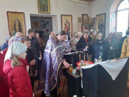 Таинство Елеосвящения для вынужденных переселенцев в храме святого благоверного Александра Невского