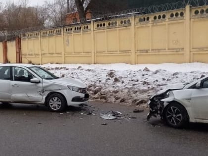 В Калуге на Никитина столкнулись три автомобиля