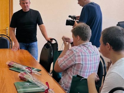 Двух подростков, спасших человека из воды, наградил глава калужского Кирова