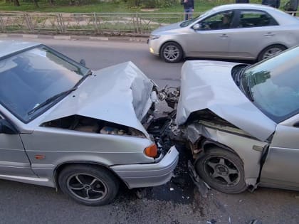 Два автомобиля столкнулись лоб в лоб в Обнинске