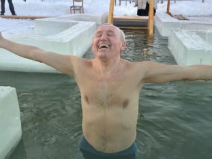 В калужском минздраве рассказали, кому на Крещение можно окунуться в проруби