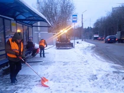 Снегопад в областном центре: уборка улиц началась с вечера