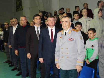 В красном углу ринга...