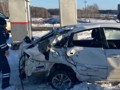 В Калужской области автомобиль попал под поезд на железнодорожном переезде