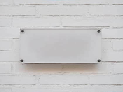 Таблички из оргстекла: изготовление на заказ информационных, рекламных и указательных табличек