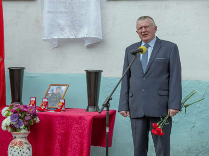 «Герой не гибнет, умирая…». В Подборках отрыли мемориальную доску в память о герое СВО Викторе Калугине